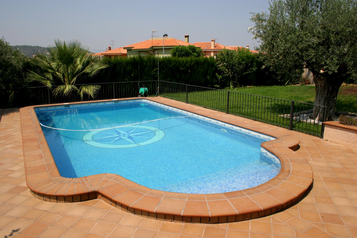 Плитка на бассейн на улице. Керамогранит вокруг бассейна. Плитка для уличного бассейна. Отделка вокруг бассейна. Плитка на бассейн на улице.