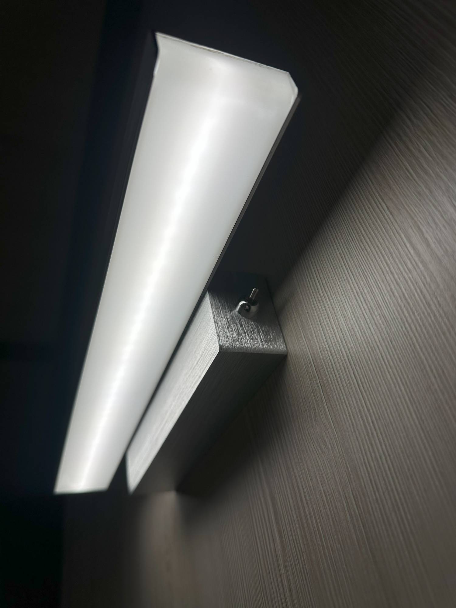 Настенный светодиодный светильник IEK 5116 LT-DBB0-5116-08-40-K27 фото 3