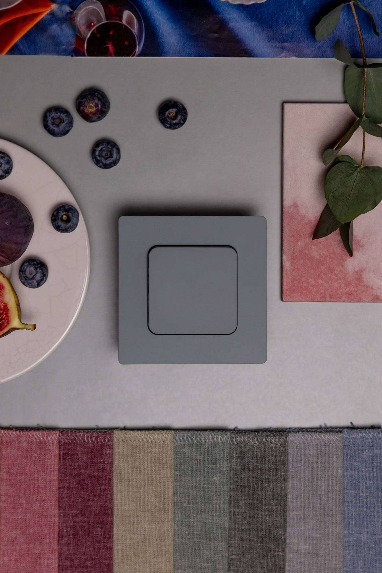 Выключатель 1-клавишный проходной IEK Flite FI-V12-0-10-1-2-K03 серый фото 2