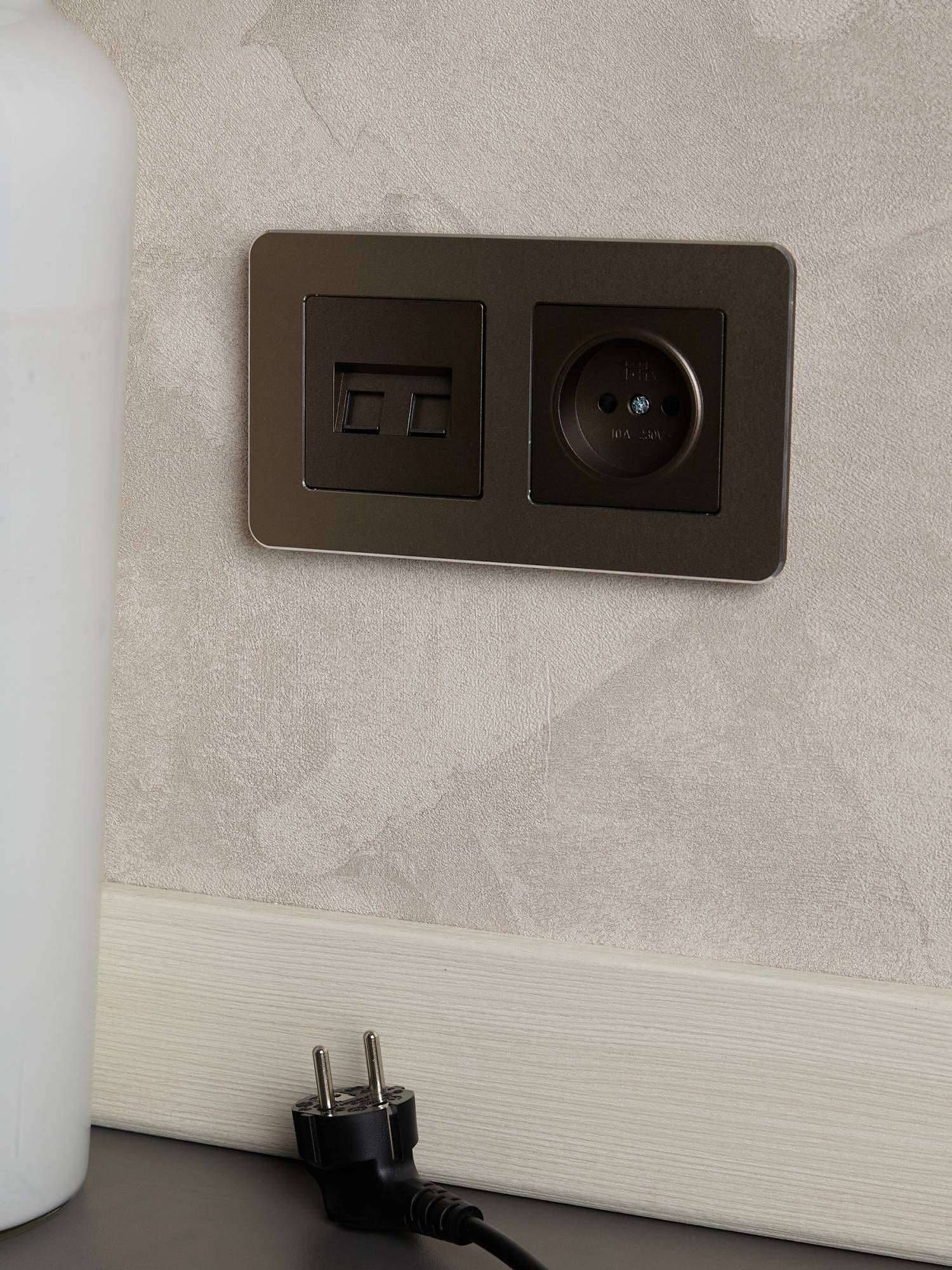 Розетка 1-местная с защитными шторками IEK Brite BR-R13-10-K45 темная бронза фото 5