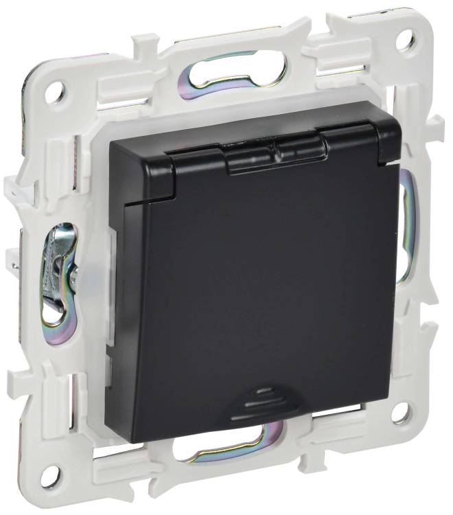 Розетка 1-местная с заземлением, шторками и крышкой IEK Skandy SK-R16-16-44-K02 черный