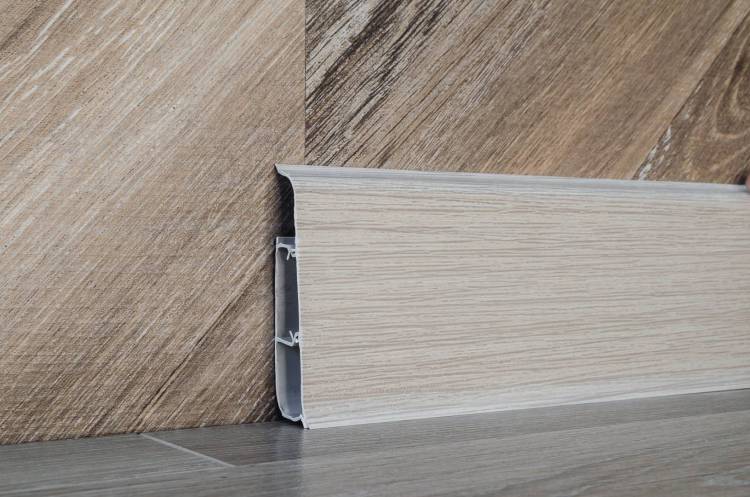 Плинтус Ideal Деконика D85 274 Сосна Северная 2200x85x21