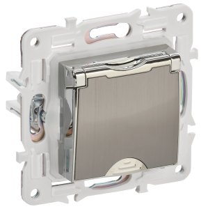 Розетка 1-местная с заземлением, шторками и крышкой IEK Skandy SK-R16-16-44-K50 никель
