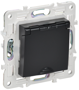 Розетка 1-местная с заземлением, шторками и крышкой IEK Skandy SK-R16-16-44-K02 черный