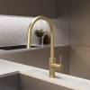Смеситель для кухни Vincea City VKF-2C1BG с выдвижным изливом, брашированное золото фото 2