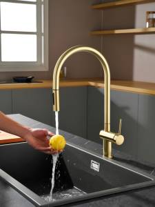 Смеситель для кухни AQUAme Cucina AQM9901BG с выдвижным изливом, золото шлифованное