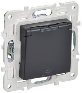 Розетка 1-местная с заземлением, шторками и крышкой IEK Skandy SK-R16-16-44-K48 титан