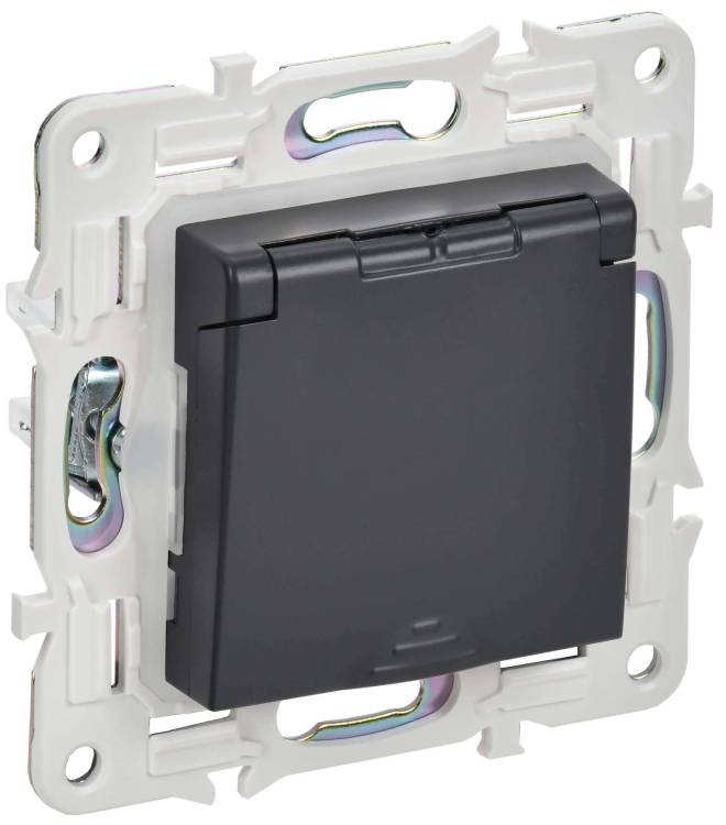 Розетка 1-местная с заземлением, шторками и крышкой IEK Skandy SK-R16-16-44-K48 титан