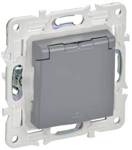 Розетка 1-местная с заземлением, шторками и крышкой IEK Skandy SK-R16-16-44-K03 серый