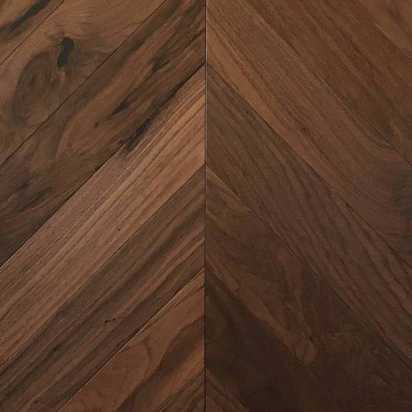 Двухслойная инженерная доска Wood Bee Chevron Американский Орех Кангари 510x92x12