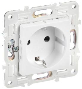 Розетка 1-местная с заземлением и шторками IEK Skandy SK-R14-16-K01 арктический белый