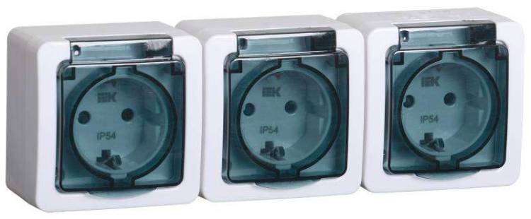 Розетка 3-местная с заземлением и крышкой IEK Гермес Plus ERMP32-K03-16-54-EC белый, крышка дымчатый