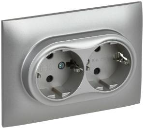 Розетка 2-местная с заземлением и шторками IEK Skandy SK-R24-16-K23-F серебряный