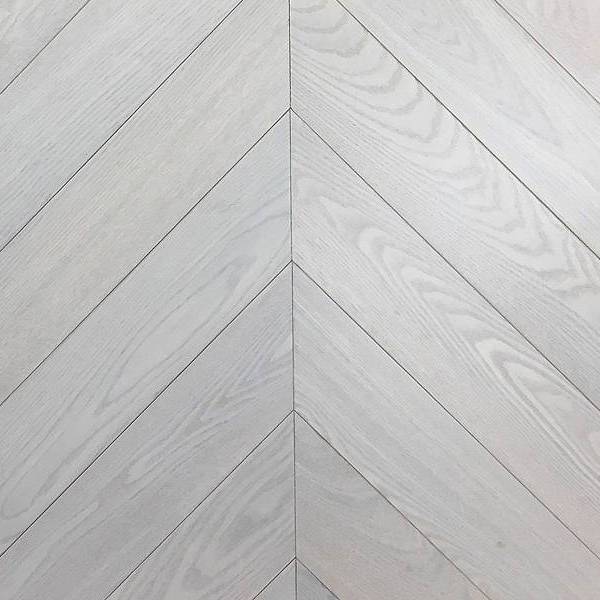 Двухслойная инженерная доска Wood Bee Chevron Ясень Мунлайт 510x92x12