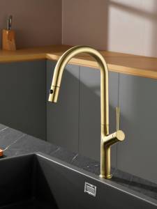 Смеситель для кухни AQUAme Cucina AQM9905BG с выдвижным изливом, золото шлифованное