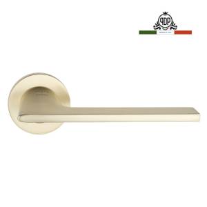 Дверная ручка на розетке PORTA DI PARMA Alato 114.07 матовое золото