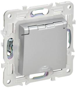 Розетка 1-местная с заземлением, шторками и крышкой IEK Skandy SK-R16-16-44-K23 серебряный