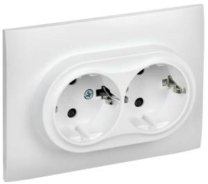 Розетка 2-местная с заземлением и шторками IEK Skandy SK-R24-16-K01-F арктический белый