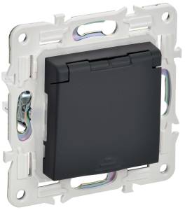 Розетка 1-местная с заземлением, шторками и крышкой IEK Skandy SK-R16-16-44-K53 графит