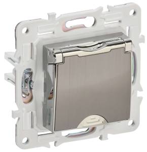 Розетка 1-местная с заземлением, шторками и крышкой IEK Skandy SK-R16-16-44-K50 никель