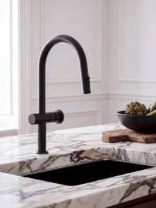 Смеситель для кухни AltroBagno Флуссо (Flusso) 050208 MB с выдвижным изливом, черный матовый